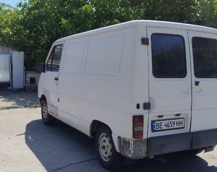 Белый Рено Трафик, объемом двигателя 2.2 л и пробегом 386 тыс. км за 1500 $, фото 1 на Automoto.ua