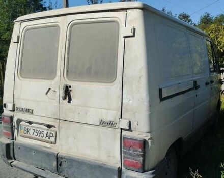 Белый Рено Трафик, объемом двигателя 2 л и пробегом 350 тыс. км за 1900 $, фото 3 на Automoto.ua