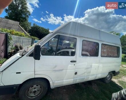 Белый Рено Трафик, объемом двигателя 2.5 л и пробегом 380 тыс. км за 2000 $, фото 1 на Automoto.ua