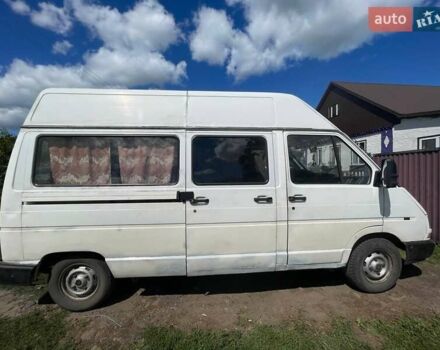 Белый Рено Трафик, объемом двигателя 2.5 л и пробегом 4 тыс. км за 2800 $, фото 1 на Automoto.ua