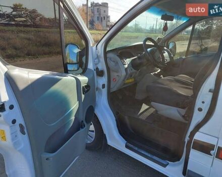 Рено Трафик 2006 в Изюме на Automoto.ua Белый Рено Трафик, объемом двигателя 2 л и пробегом 317 тыс. км за 9950 $, фото 4 на Automoto.ua