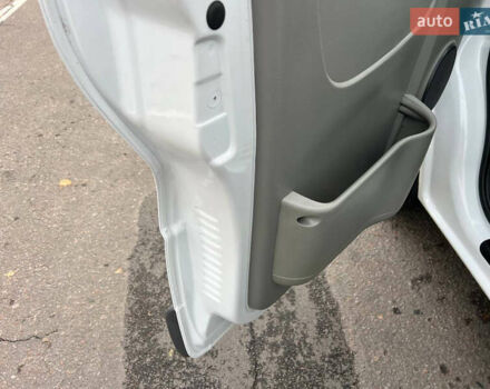 Белый Рено Трафик, объемом двигателя 2 л и пробегом 149 тыс. км за 12700 $, фото 16 на Automoto.ua