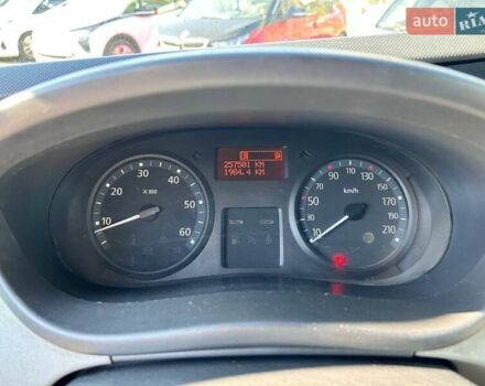 Белый Рено Трафик, объемом двигателя 2.5 л и пробегом 257 тыс. км за 12200 $, фото 16 на Automoto.ua