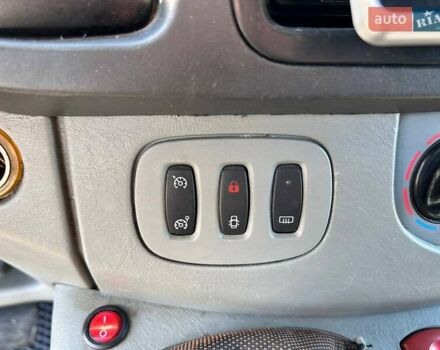 Белый Рено Трафик, объемом двигателя 2.5 л и пробегом 257 тыс. км за 12200 $, фото 24 на Automoto.ua