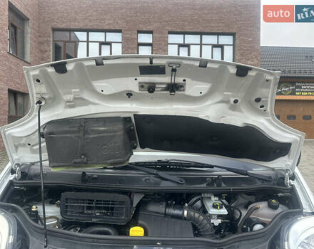 Белый Рено Трафик, объемом двигателя 2 л и пробегом 189 тыс. км за 13600 $, фото 72 на Automoto.ua