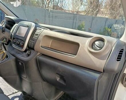 Белый Рено Трафик, объемом двигателя 1.6 л и пробегом 300 тыс. км за 9000 $, фото 2 на Automoto.ua