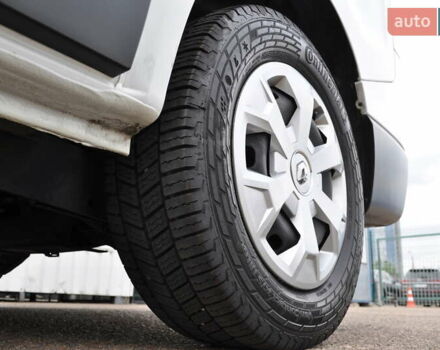 Белый Рено Трафик, объемом двигателя 2 л и пробегом 160 тыс. км за 32500 $, фото 29 на Automoto.ua