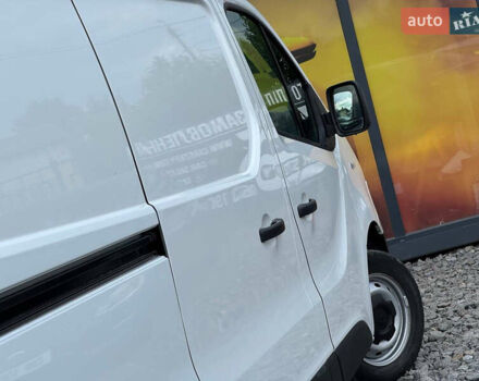 Белый Рено Трафик, объемом двигателя 2 л и пробегом 185 тыс. км за 17999 $, фото 32 на Automoto.ua