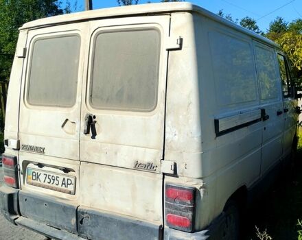 Білий Рено Трафік, об'ємом двигуна 2.5 л та пробігом 350 тис. км за 1900 $, фото 3 на Automoto.ua