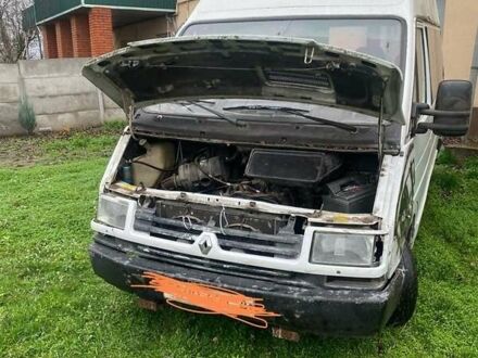 Белый Рено Трафик, объемом двигателя 2.4 л и пробегом 200 тыс. км за 1654 $, фото 1 на Automoto.ua