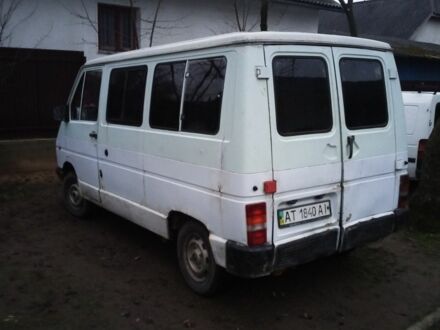 Білий Рено Трафік, об'ємом двигуна 2 л та пробігом 200 тис. км за 1200 $, фото 1 на Automoto.ua