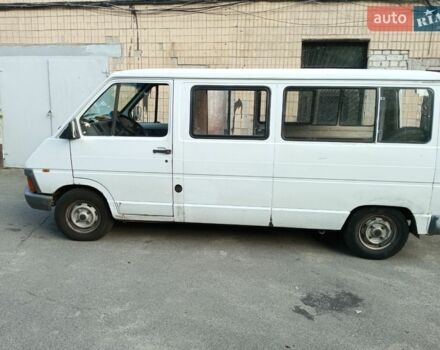 Белый Рено Трафик, объемом двигателя 2.1 л и пробегом 150 тыс. км за 1700 $, фото 1 на Automoto.ua