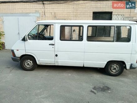 Белый Рено Трафик, объемом двигателя 2.1 л и пробегом 150 тыс. км за 1700 $, фото 1 на Automoto.ua