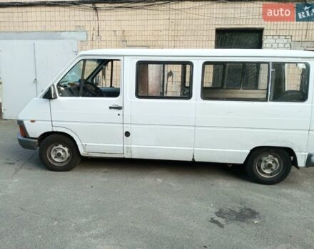 Белый Рено Трафик, объемом двигателя 2.1 л и пробегом 150 тыс. км за 1700 $, фото 1 на Automoto.ua