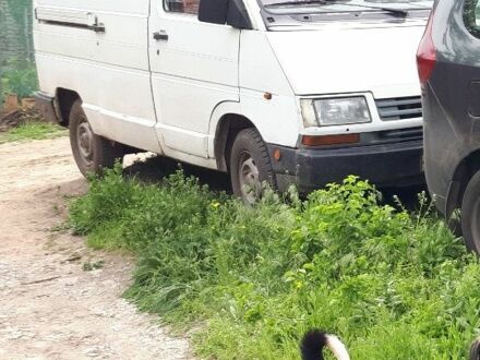 Белый Рено Трафик, объемом двигателя 2.1 л и пробегом 250 тыс. км за 1183 $, фото 1 на Automoto.ua