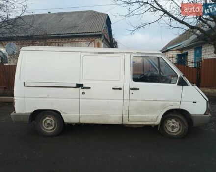 Белый Рено Трафик, объемом двигателя 2.2 л и пробегом 260 тыс. км за 1550 $, фото 1 на Automoto.ua