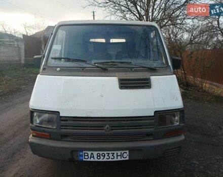 Белый Рено Трафик, объемом двигателя 2.2 л и пробегом 260 тыс. км за 1550 $, фото 1 на Automoto.ua