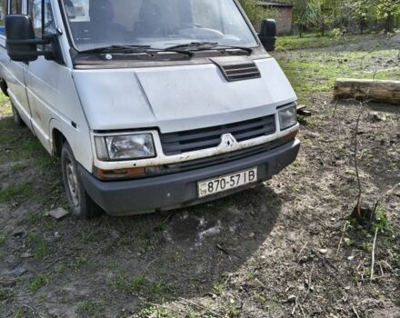 Белый Рено Трафик, объемом двигателя 2.5 л и пробегом 260 тыс. км за 890 $, фото 1 на Automoto.ua