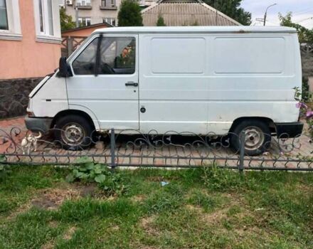 Белый Рено Трафик, объемом двигателя 2.1 л и пробегом 365 тыс. км за 1700 $, фото 1 на Automoto.ua