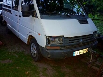 Белый Рено Трафик, объемом двигателя 2.5 л и пробегом 350 тыс. км за 1550 $, фото 1 на Automoto.ua