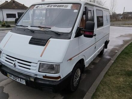 Белый Рено Трафик, объемом двигателя 1.9 л и пробегом 300 тыс. км за 1900 $, фото 1 на Automoto.ua