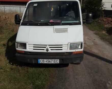 Белый Рено Трафик, объемом двигателя 2.5 л и пробегом 300 тыс. км за 3000 $, фото 1 на Automoto.ua