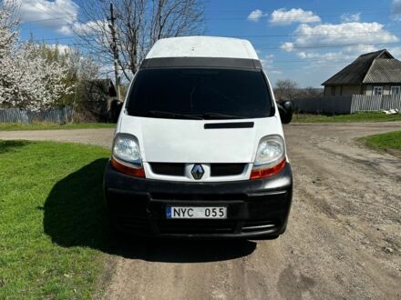 Белый Рено Трафик, объемом двигателя 2.5 л и пробегом 300 тыс. км за 2100 $, фото 1 на Automoto.ua