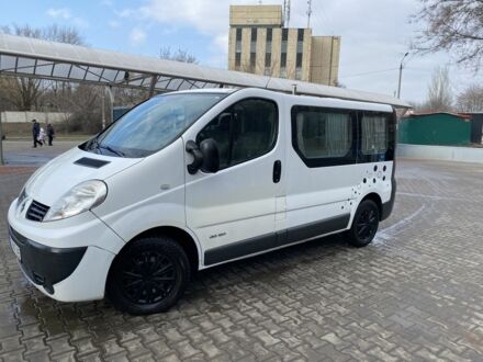 Белый Рено Трафик, объемом двигателя 2.5 л и пробегом 430 тыс. км за 5000 $, фото 1 на Automoto.ua