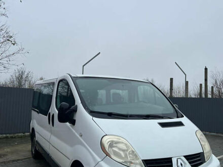 Белый Рено Трафик, объемом двигателя 2 л и пробегом 235 тыс. км за 9000 $, фото 1 на Automoto.ua