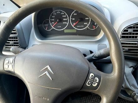 Белый Рено Трафик, объемом двигателя 2.5 л и пробегом 290 тыс. км за 8200 $, фото 1 на Automoto.ua