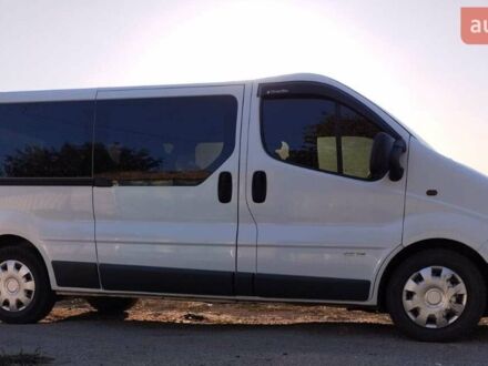 Белый Рено Трафик, объемом двигателя 2.5 л и пробегом 205 тыс. км за 9800 $, фото 1 на Automoto.ua