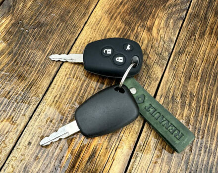 Черный Рено Трафик, объемом двигателя 2 л и пробегом 293 тыс. км за 12500 $, фото 54 на Automoto.ua