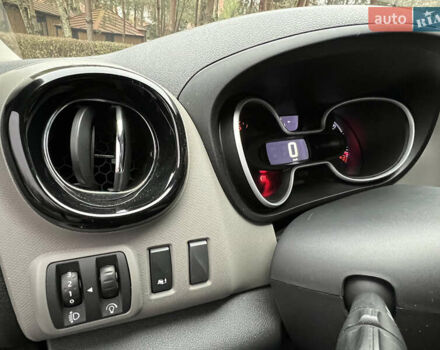 Черный Рено Трафик, объемом двигателя 1.6 л и пробегом 265 тыс. км за 19700 $, фото 86 на Automoto.ua