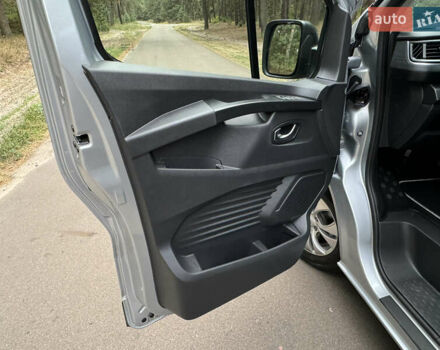 Серый Рено Трафик груз-пасс., объемом двигателя 2 л и пробегом 12 тыс. км за 42800 $, фото 40 на Automoto.ua