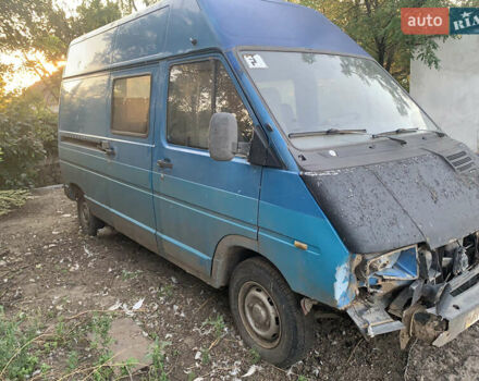 Синий Рено Трафик груз-пасс., объемом двигателя 2.5 л и пробегом 200 тыс. км за 500 $, фото 2 на Automoto.ua