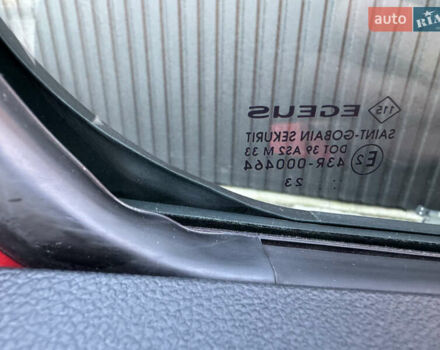 Красный Рено Трафик, объемом двигателя 2 л и пробегом 69 тыс. км за 28700 $, фото 42 на Automoto.ua