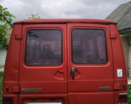 Красный Рено Трафик, объемом двигателя 0 л и пробегом 600 тыс. км за 1910 $, фото 2 на Automoto.ua