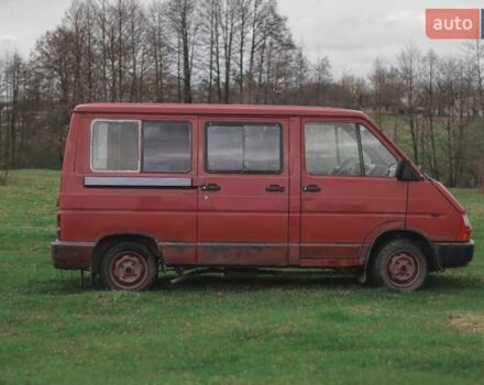 Красный Рено Трафик, объемом двигателя 2.1 л и пробегом 300 тыс. км за 2300 $, фото 2 на Automoto.ua