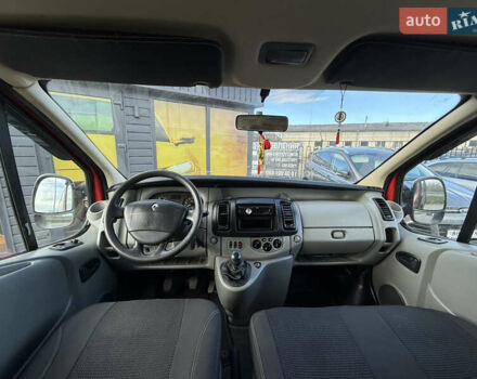 Красный Рено Трафик, объемом двигателя 2 л и пробегом 260 тыс. км за 8500 $, фото 2 на Automoto.ua