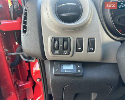 Красный Рено Трафик, объемом двигателя 1.6 л и пробегом 140 тыс. км за 13999 $, фото 29 на Automoto.ua
