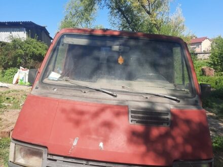 Красный Рено Трафик, объемом двигателя 2.5 л и пробегом 300 тыс. км за 950 $, фото 1 на Automoto.ua