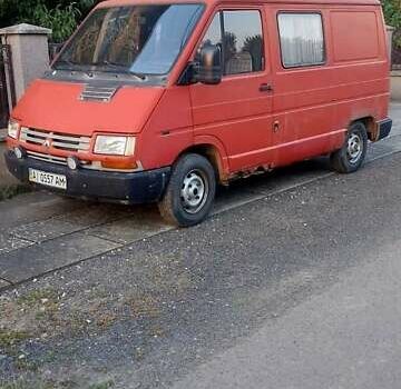 Красный Рено Трафик, объемом двигателя 1.9 л и пробегом 250 тыс. км за 1800 $, фото 1 на Automoto.ua