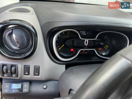 Красный Рено Трафик, объемом двигателя 0 л и пробегом 250 тыс. км за 13000 $, фото 1 на Automoto.ua