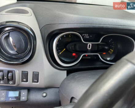 Красный Рено Трафик, объемом двигателя 0 л и пробегом 250 тыс. км за 13000 $, фото 1 на Automoto.ua