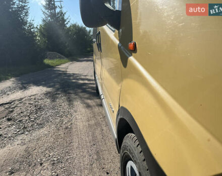 Желтый Рено Трафик, объемом двигателя 2.5 л и пробегом 386 тыс. км за 9000 $, фото 3 на Automoto.ua