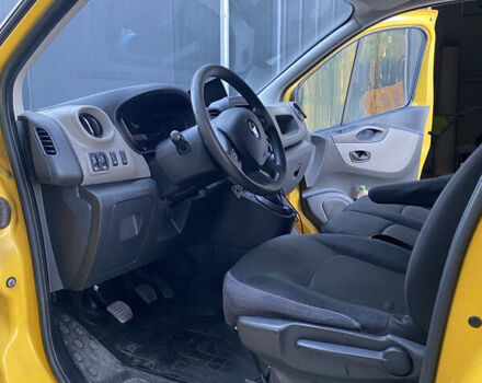 Желтый Рено Трафик, объемом двигателя 1.6 л и пробегом 130 тыс. км за 13071 $, фото 2 на Automoto.ua