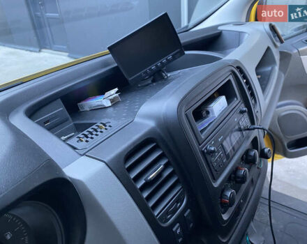 Желтый Рено Трафик, объемом двигателя 1.6 л и пробегом 130 тыс. км за 13071 $, фото 3 на Automoto.ua