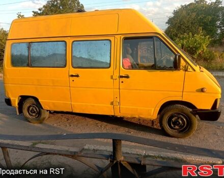 Желтый Рено Трафик, объемом двигателя 1.7 л и пробегом 303 тыс. км за 1400 $, фото 1 на Automoto.ua