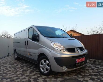 Серый Рено Трафик, объемом двигателя 2 л и пробегом 235 тыс. км за 13750 $, фото 2 на Automoto.ua