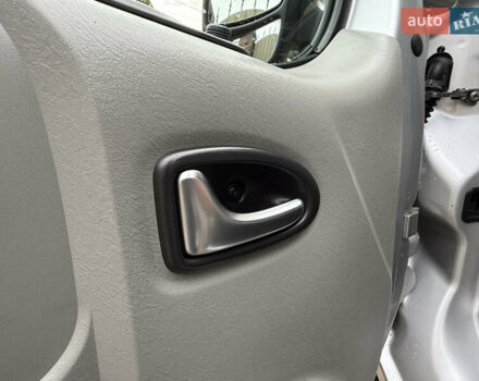 Серый Рено Трафик, объемом двигателя 2 л и пробегом 221 тыс. км за 15071 $, фото 27 на Automoto.ua